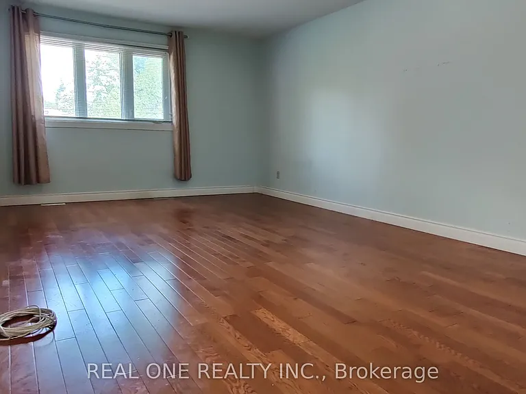 72 Liebeck Cres — Photo 11