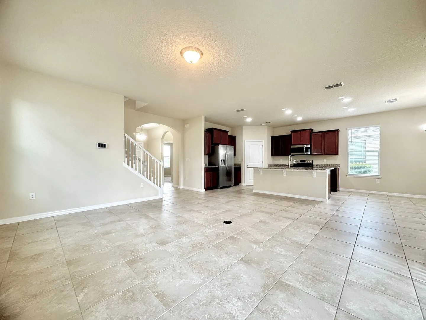 Large 4/3.5 Home located in Waterleigh! Downstairs Suite — Photo 4