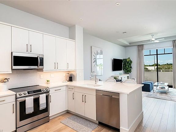 3rd image of 101 8th St S #302