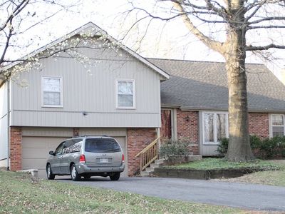8945 Country Hill Ct, Lenexa, KS, 66215