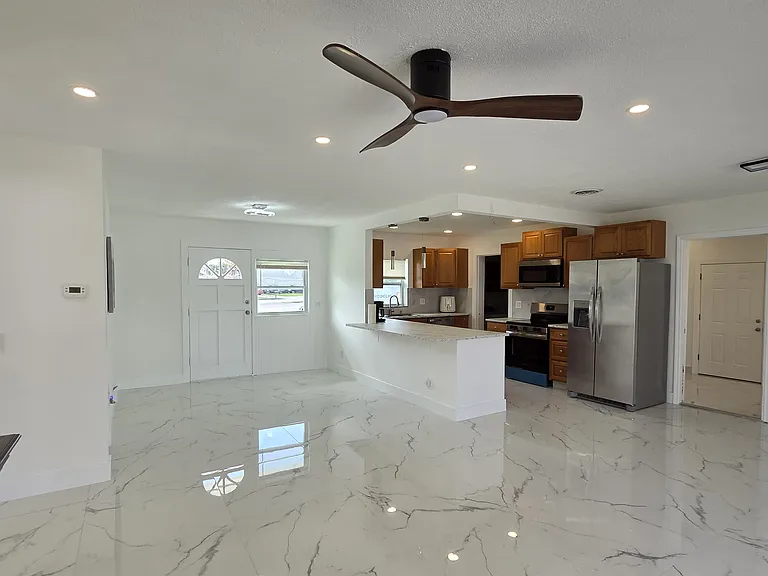 305 SE Airoso Blvd — Photo 12