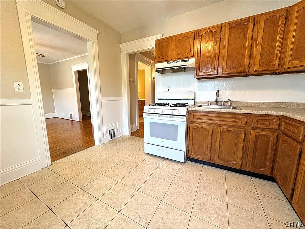 3 bed, 1.0 bath, 2146 sqft, $1,600 — Photo 2