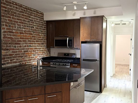 4th image of 920 Montgomery St #103