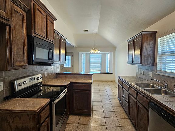 5th image of 2608 Queenston Ave