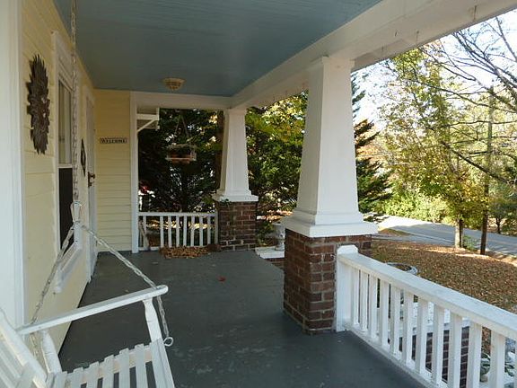 3rd image of 2428 Maple Dr