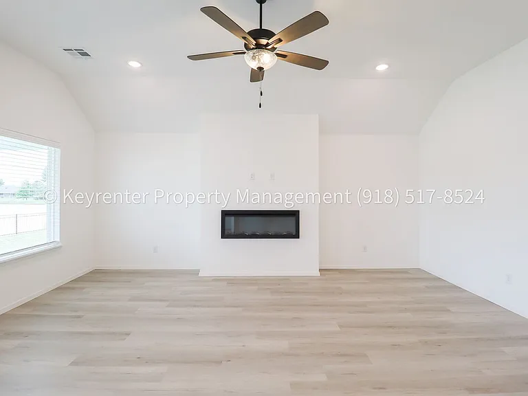 2908 S Redwood Ave — Photo 10