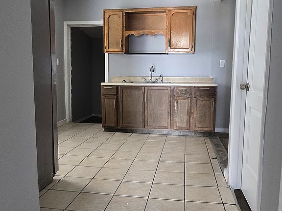 5th image of 1301 Oakley Ave