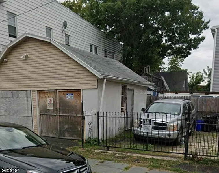 4 bed, 2.0 bath, $3,300 — Photo 2