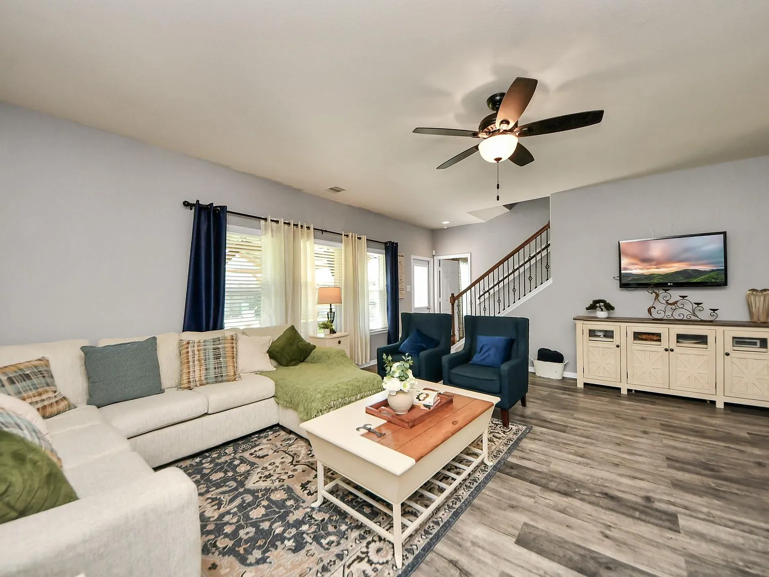 5 bed, 2.5 bath, 2719 sqft, $3,350 — Photo 4