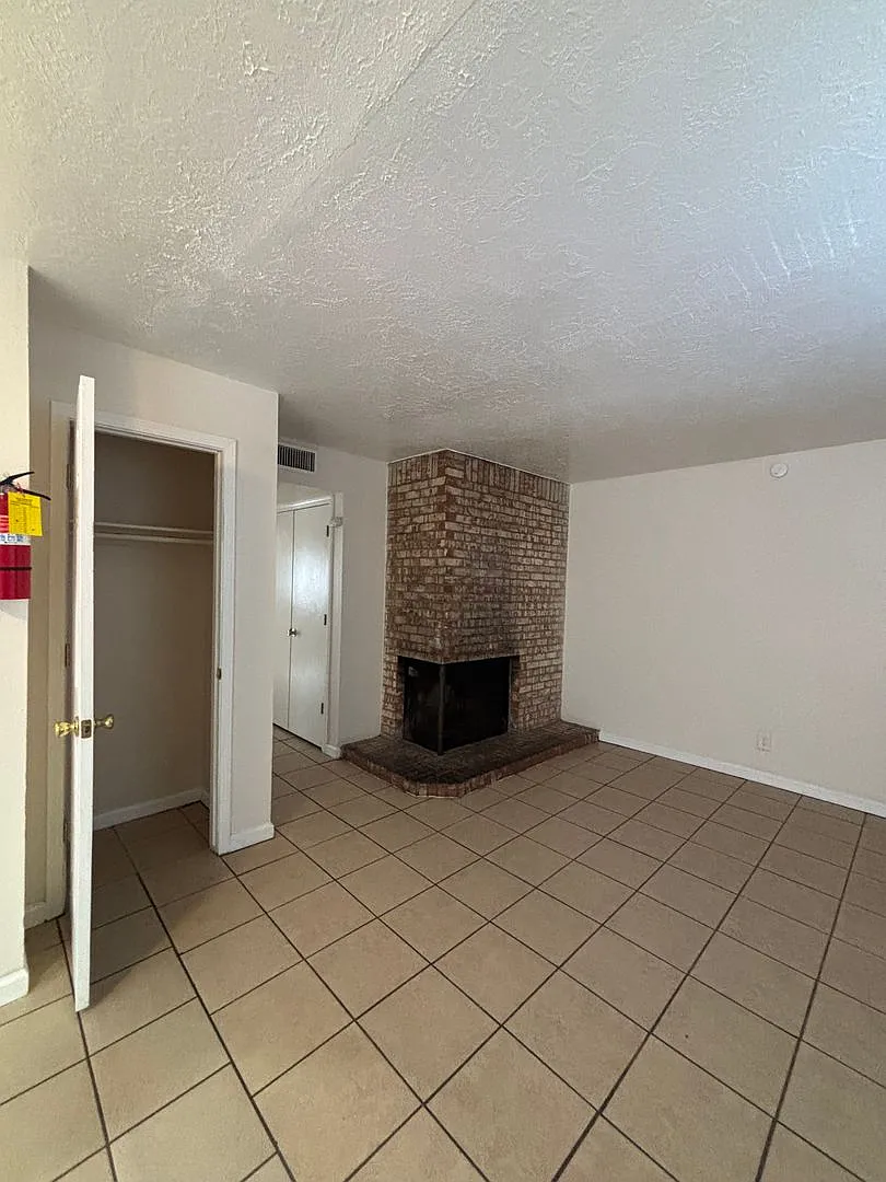 Spacious 2 Bedroom Apartment with Private Yard — Photo 4