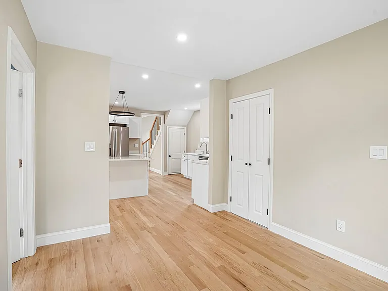 559 Winthrop St — Photo 11