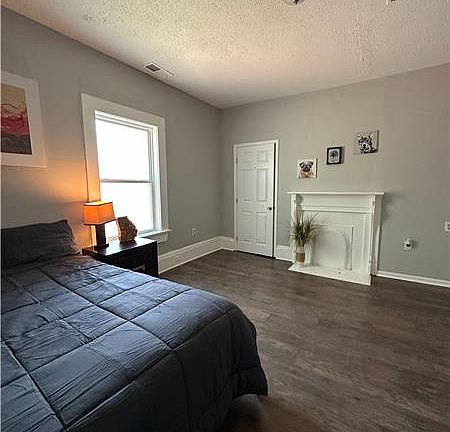 5th image of 960 Dewey St SW #4