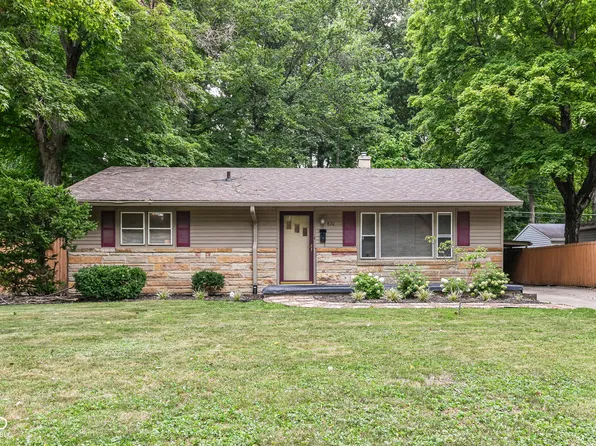 820 W Poplar St, Zionsville, IN 46077