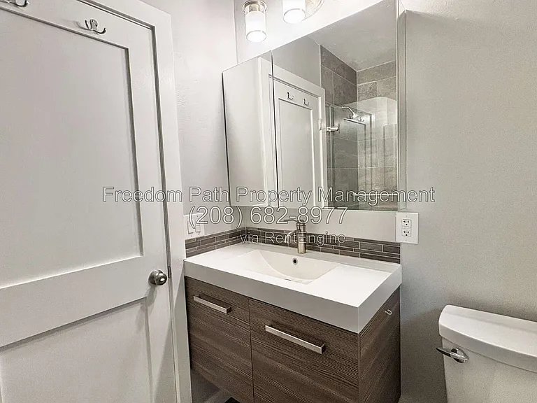 421 S 11th St — Photo 7