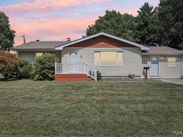 34 Woodlawn Dr, Litchfield, IL 62056
