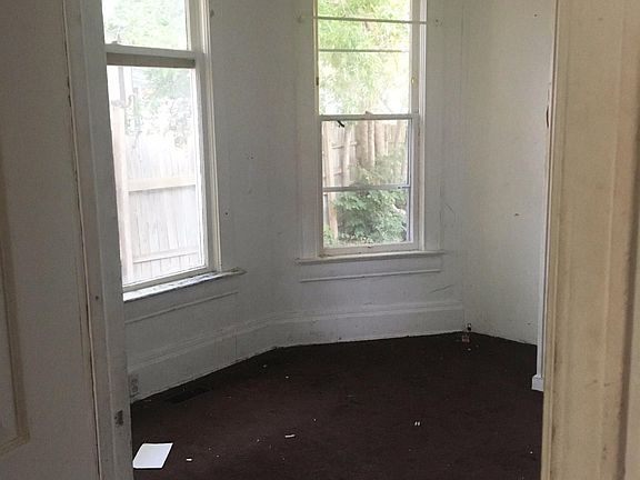 3rd image of 913 University Pl