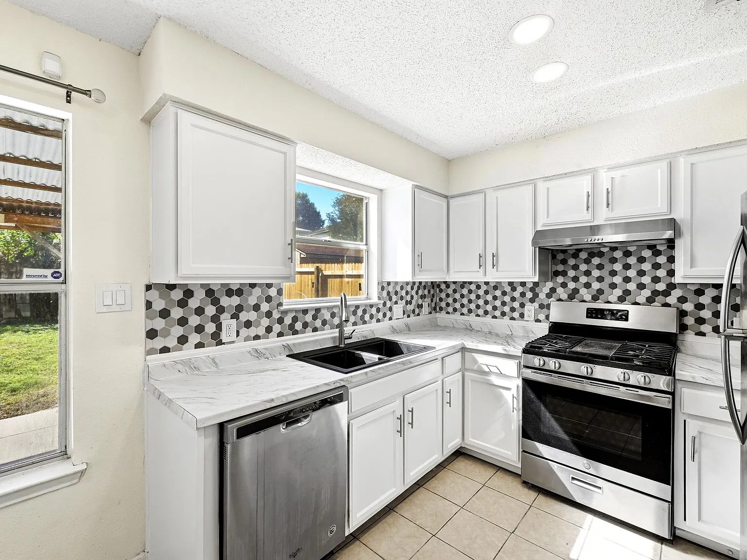 4 bed, 2.5 bath, 1871 sqft, $1,925 — Photo 2
