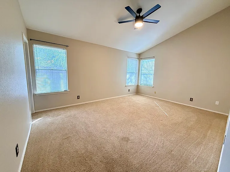 1920 White Oak Cir — Photo 9