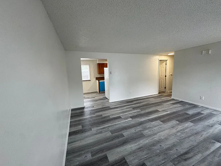 385 NW 6th St — Photo 5