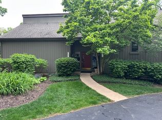 640 Old Barn Rd APT D, Lake Barrington, IL 60010