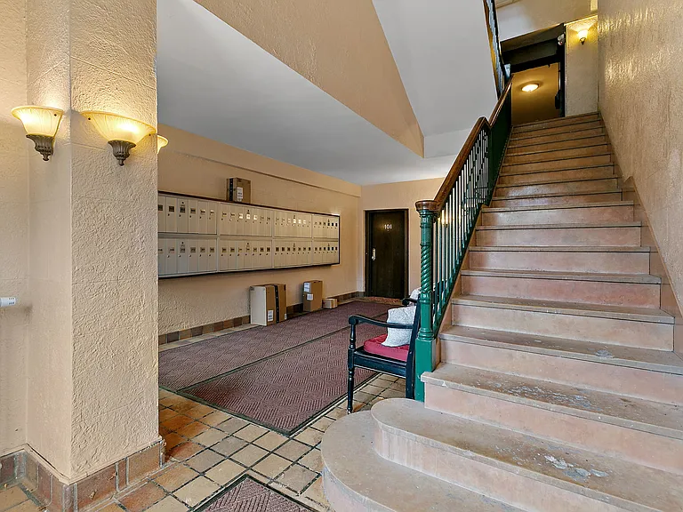 Hillside Apartments — Photo 9