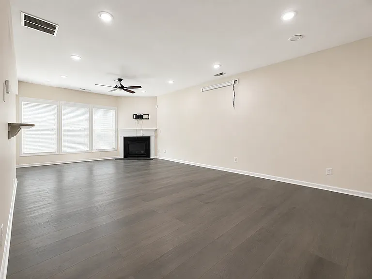 13440 Gardiner Ln — Photo 2