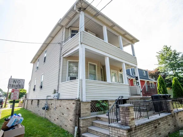 421 River Dr, Elmwood Park, NJ 07407