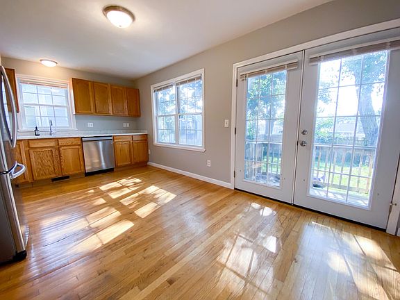 View onto the backyard without furniture.