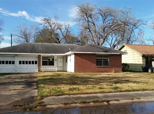 124 Bois D Arc St, Lake Jackson, TX 77566