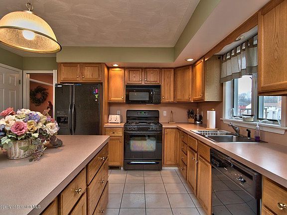 4th image of 925 Throop St