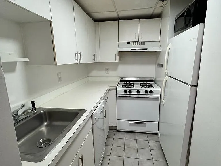 227 Christopher Columbus Dr #117B — Photo 3