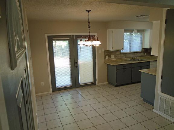 4th image of 802 Country Aire Dr #A