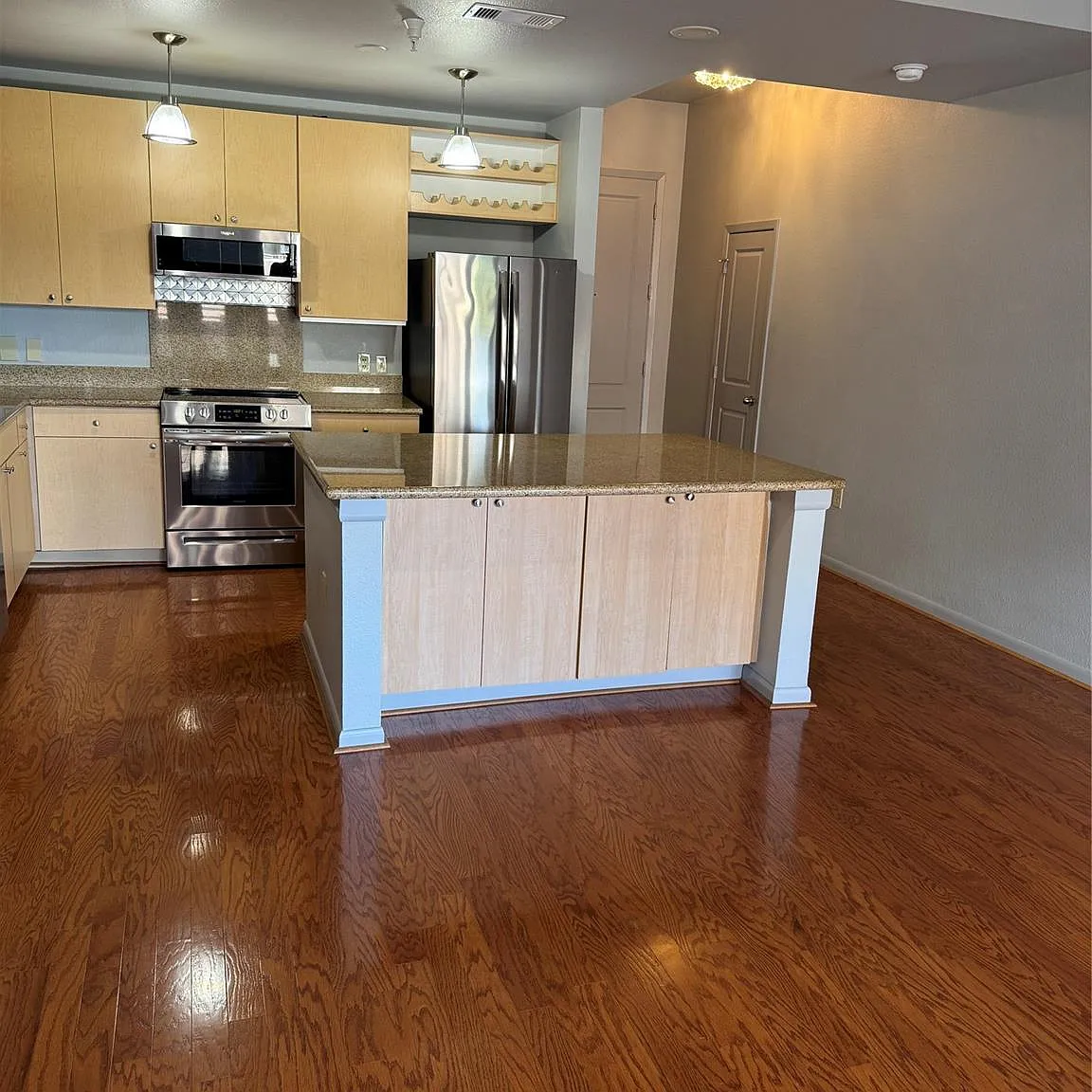 1 bed, 1.0 bath, 905 sqft, $1,750 — Photo 2