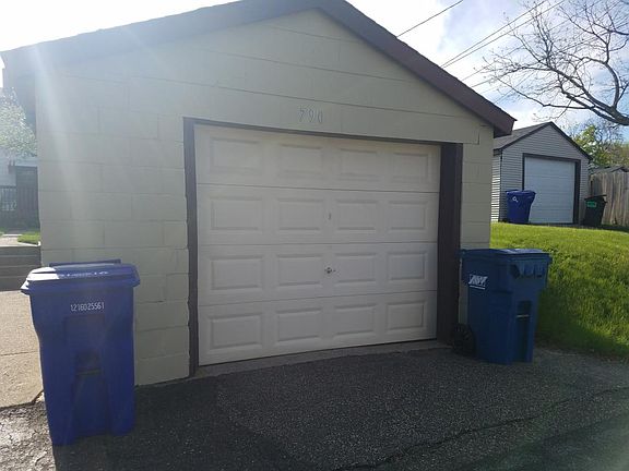 Detached garage