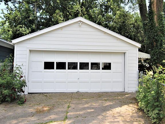 3rd image of 1085 W Larch Ave