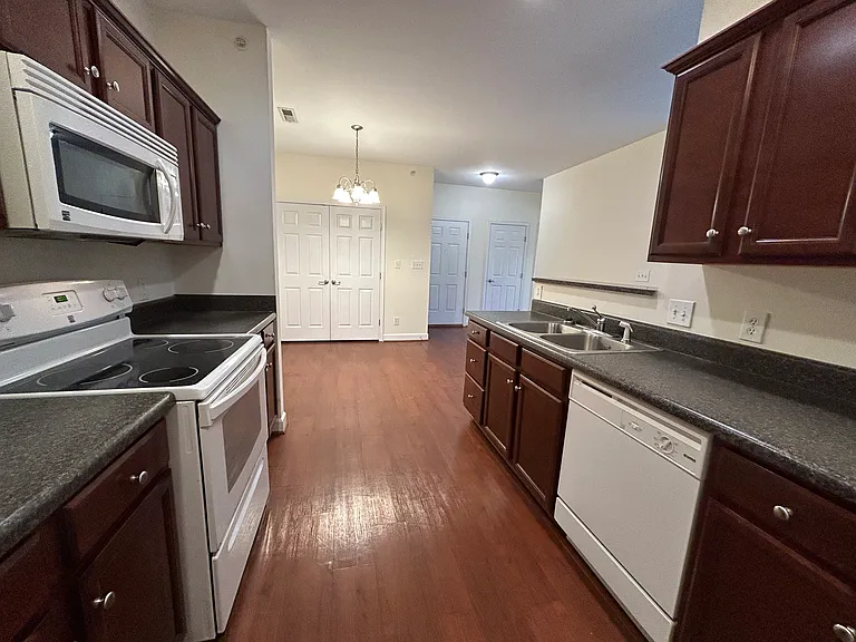 Kendall Square Apartments — Photo 5