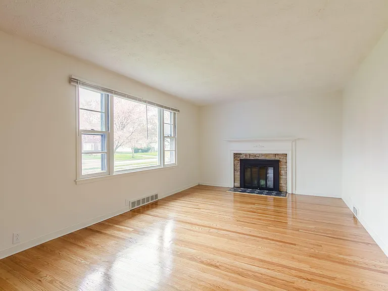 345 Colebourne Rd — Photo 5