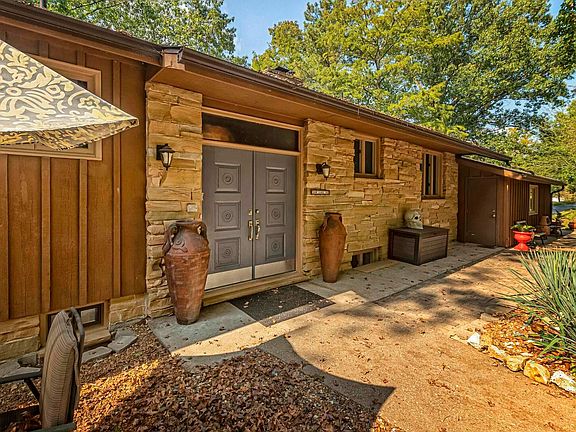 3rd image of 325 Lake Dr