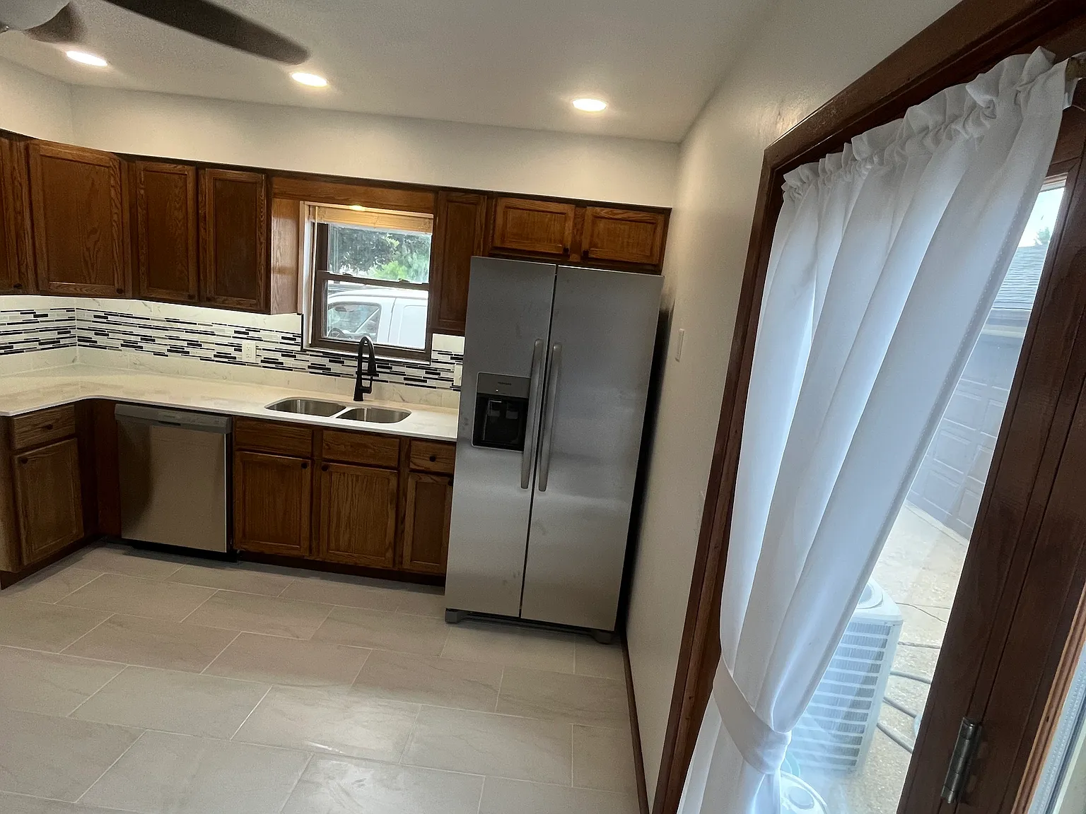 3 bed, 2.5 bath, 1500 sqft, $1,800 — Photo 2