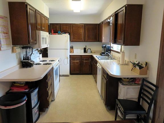 5th image of 831 10th Ave E