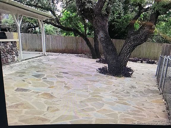 Spacious Flagstone patio 