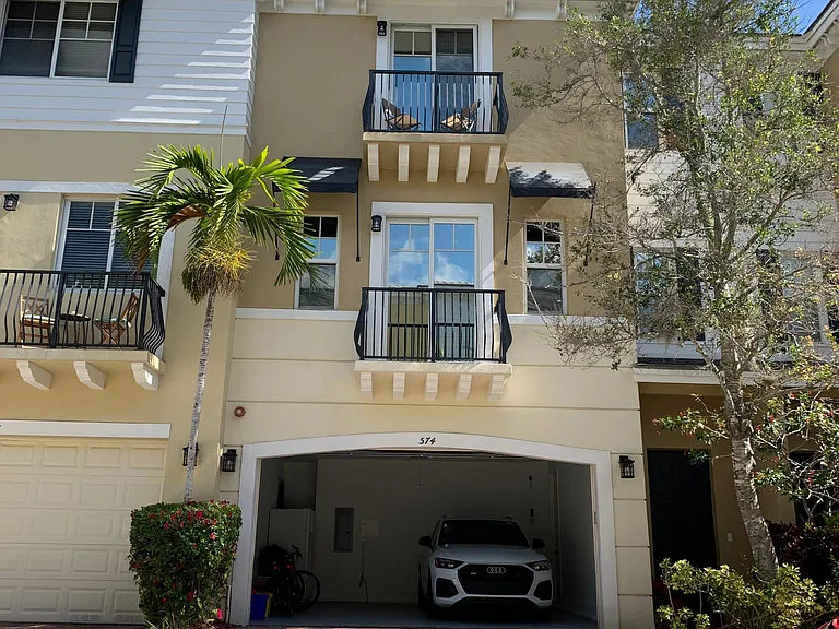 574 NW 35th Pl — Photo 3