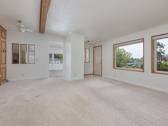 ENTRY INTO LIVING ROOM, SHOWS ONLY PART OF 6 BIG WINDOWS 4X4