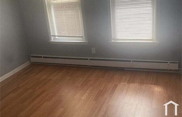 2nd image of 1322 Stratford Ave #1