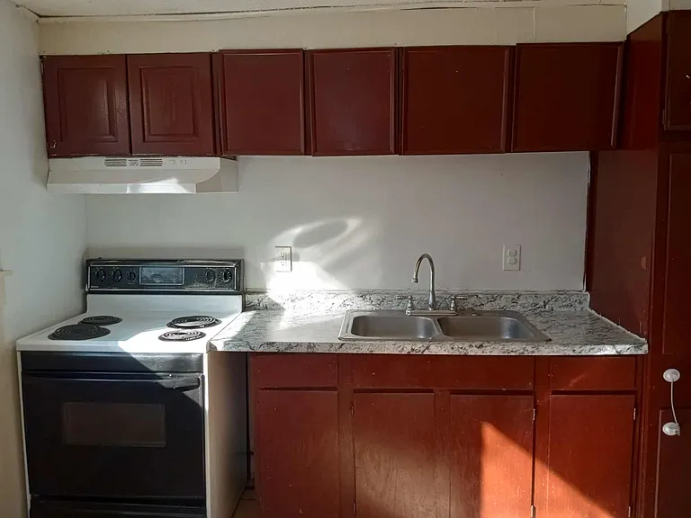 17-19 Windsor St #2 — Photo 2