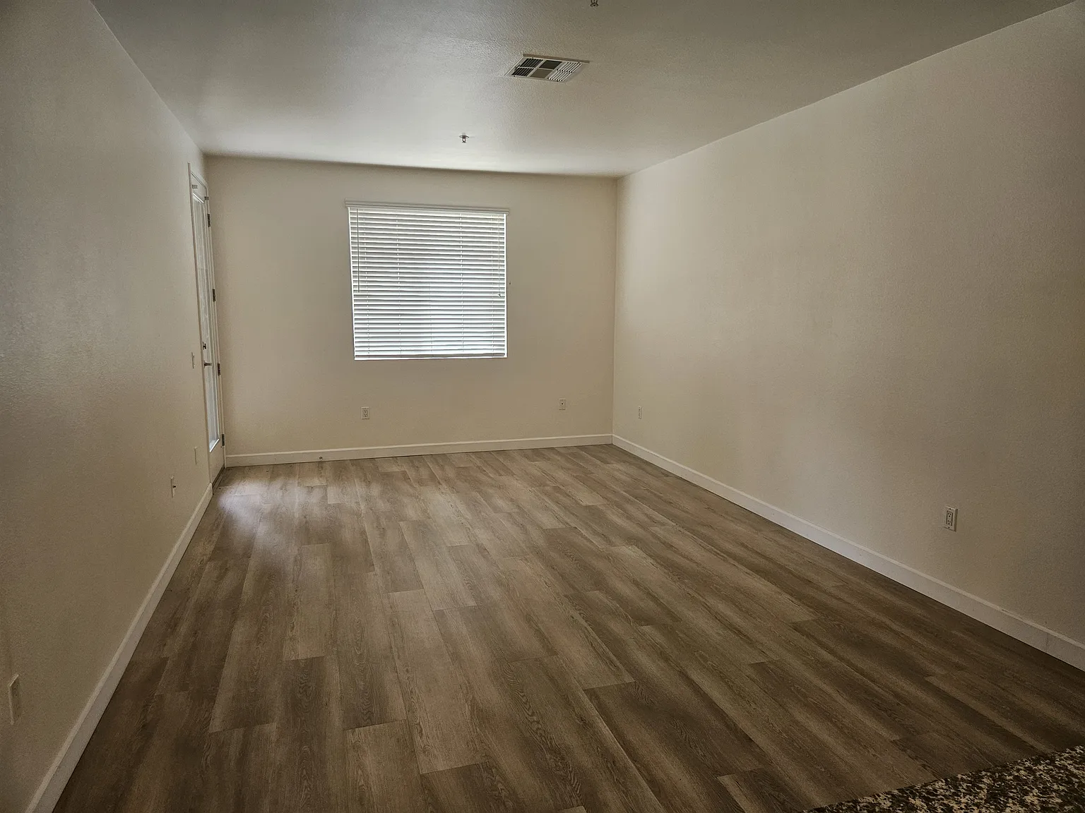 1 bed, 734 sqft, $2,550 — Photo 2