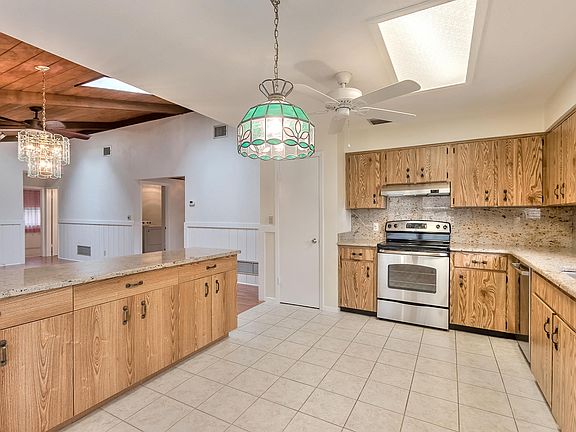 4th image of 14 Brookside Ct