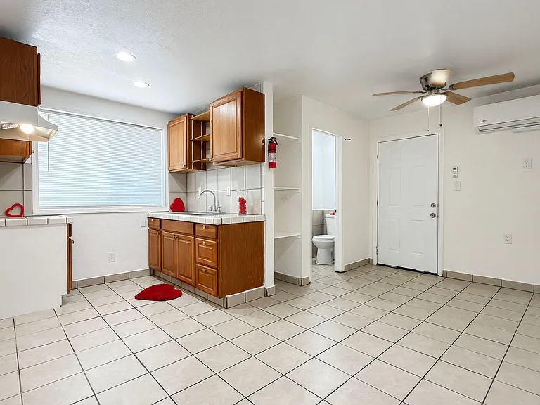 2657 E Monroe St — Photo 2
