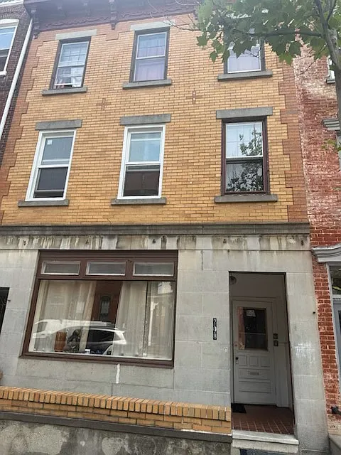 3 bed, 1000 sqft, $1,600 — Photo 1