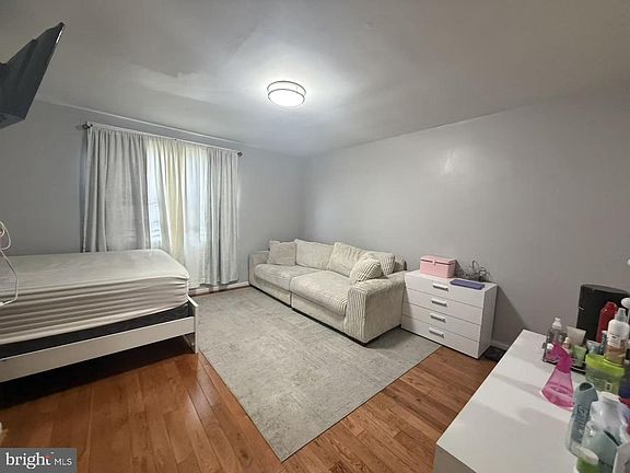 4th image of 2838 Tyson Ave